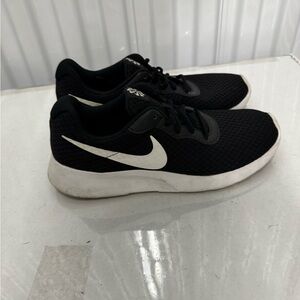 Nike Tanjun Black Mesh Sneakers with White Accents size 8 women’s